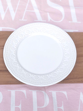 Plato labrado de cerámica color blanco, medida 26cm