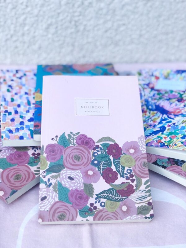 Cuaderno rayado cocido modelos flores, flores blanco, flores celeste, flores negro, flores rosa, galaxia, pintitas y pintura; medidas 21x14cm