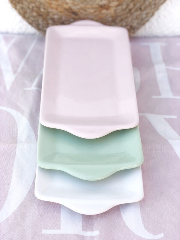 Bandeja recta de cerámica colores aqua, blanco y rosa; medidas 27x15cm