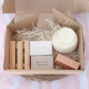Gift box aromas; contiene jabonera, vela y 3 jabones