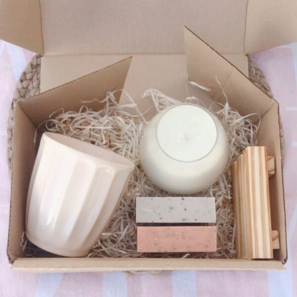 Gift box ines; contiene taza, jabonera, vela y 2 jabones