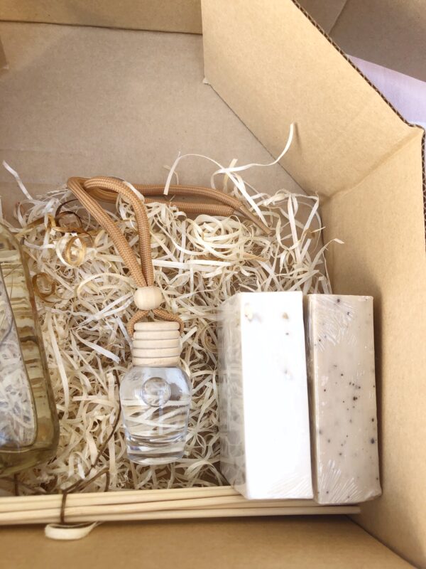Gift box amor; contiene difusor flores, mini difusor y dos jabones de tocador