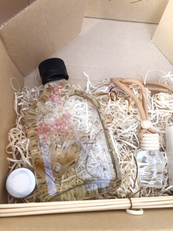 Gift box amor; contiene difusor flores, mini difusor y dos jabones de tocador
