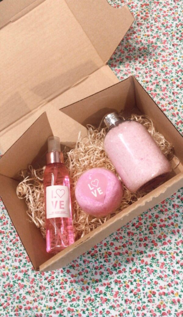 Gift box love 1, contiene aromatizador textil, bomba efervescente y sales de bañlo