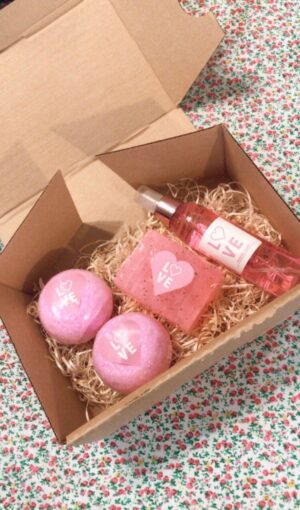 Gift box love 3, contiene aromatizador textil, bombas efervescentes y jabón vegano cristal